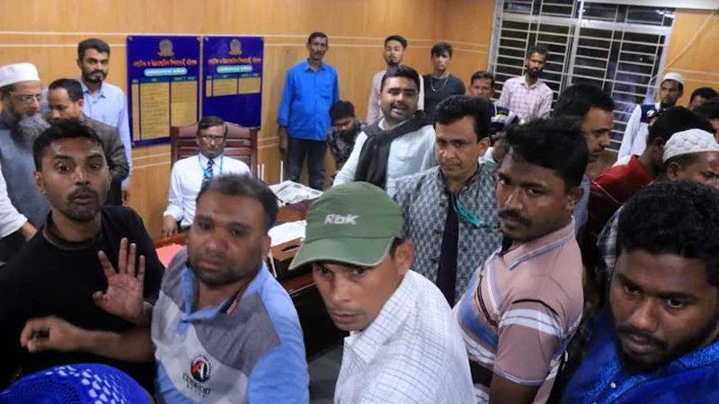 বিএনপির নেতার অনুসারীদের হাতে বরিশাল শিক্ষা বোর্ড চেয়ারম্যান লাঞ্ছিত